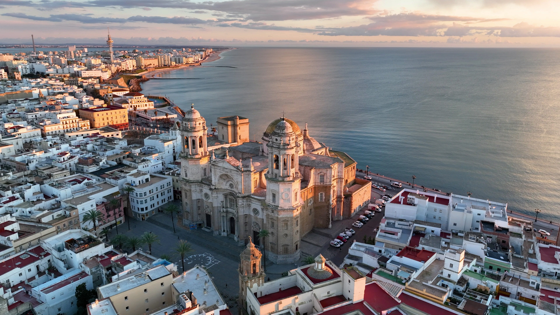 Luftaufnahme der Kathedrale und Altstadt von Cádiz