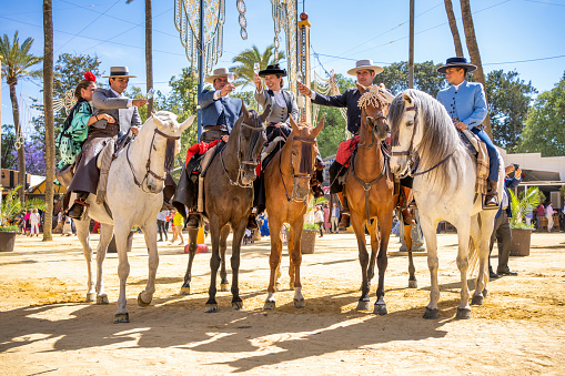 Andalusische Feria mit Pferden und Reitern in traditioneller Tracht