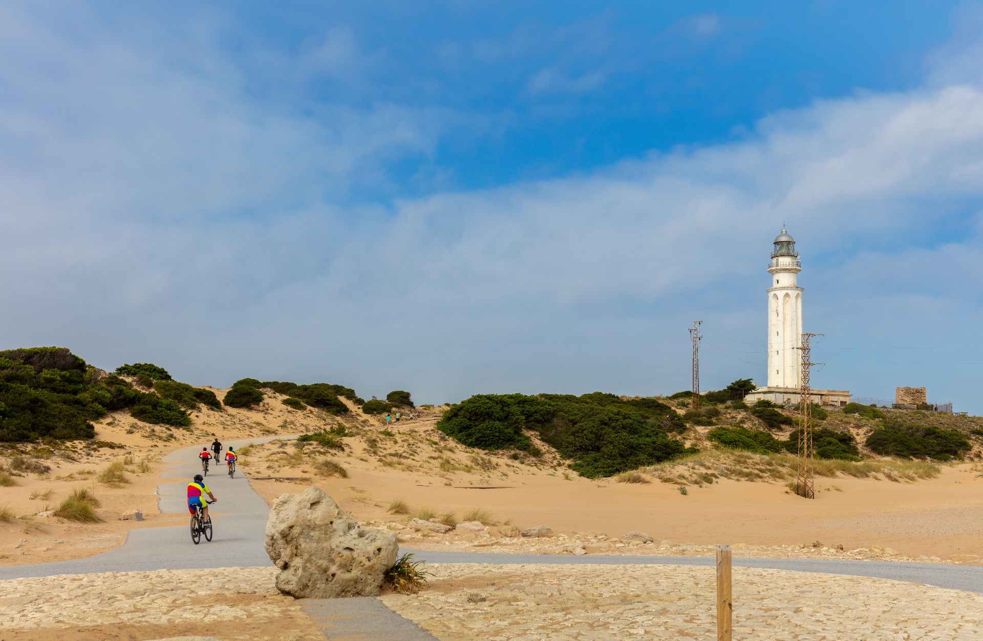 Radfahrer auf einer Küstenroute bei Cádiz