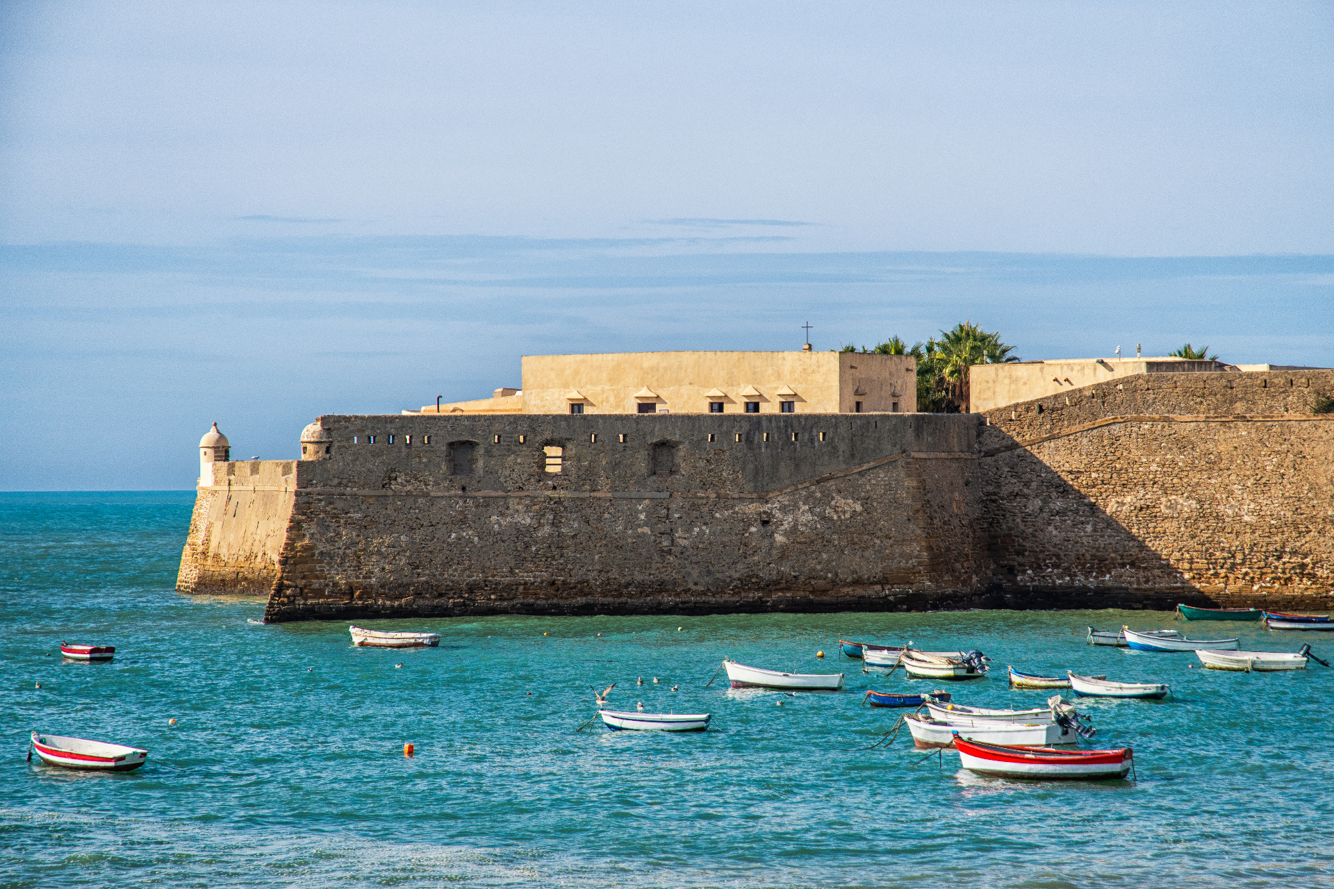 Boote vor einer Festung in Cádiz für Hidden Cádiz